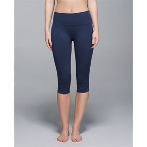 Lululemon “In the Flow” cropped athletic leggings  size 8.